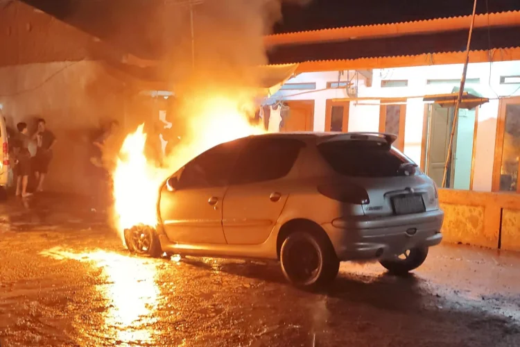 Mobil Tengah Diparkir, Tiba-tiba Terbakar
