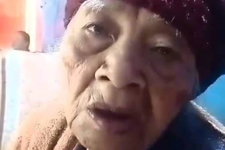 Nenek Salamah Tunggu Kabar 17 Keluarga yang Hilang dalam Longsor Cisarua KBB