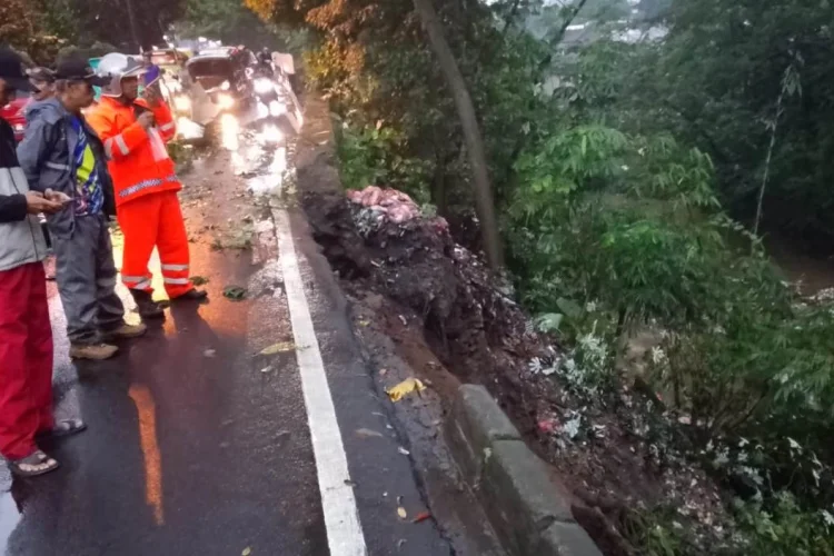 Jalan Raya Cilebut Longsor dan Material Timbun Rumah Warga