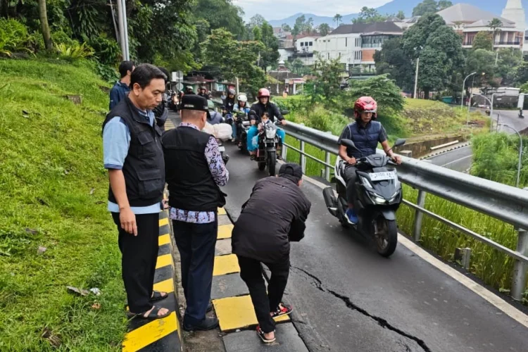 Curah Hujan Tinggi, Jalur Khusus Motor Batutulis Alami Keretakan