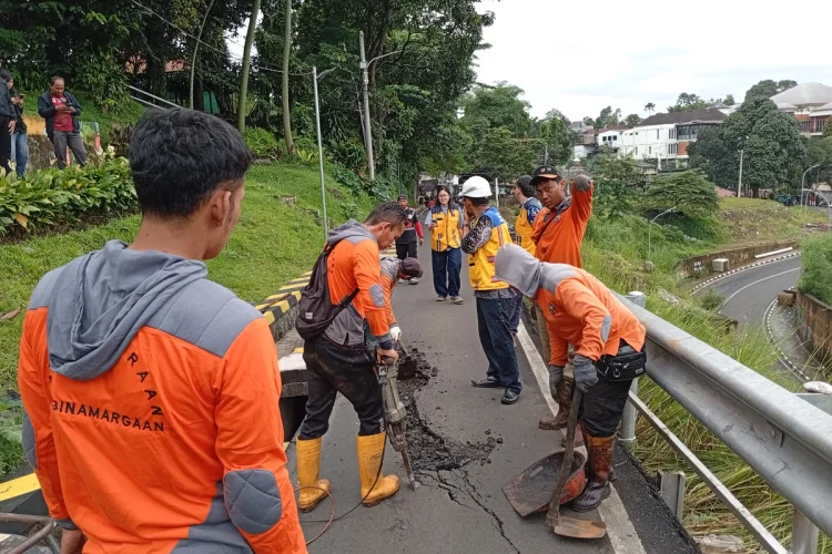 Retakan Jalan Saleh Danasasmita Dipicu Longsor, Pemkot Bogor Percepat Perbaikan