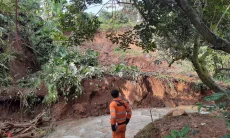 Aliran Sungai Ciluar Tertutup Akibat Longsor di Katulampa