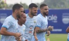 Beckham Peringatkan Ezra Walian Jelang Persib vs Persik Kediri