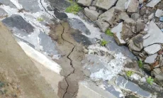 Lantai Rumah Warga Terbelah Lantaran TPT Kampung Muara Longsor