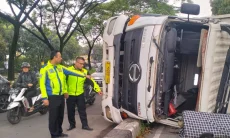 Truk Bermuatan Pasir Terguling di Soekarno-Hatta, Antrean Kendaran Sempat Memanjang