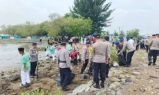 Pantai Kejawanan Dibersihkan, Polres Cirebon Kota Ajak Warga Merawat Wajah Wisata