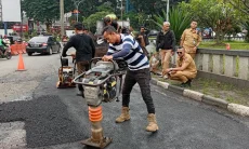 Jenal Mutaqin Rogoh Kocek Sendiri Beli 4 Ton Aspal untuk Perbaiki Jalan Berlubang
