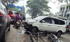 Pengemudi Hilang Kendali, Mobil Wuling Tabrak Tiang PJU di Jalan Abdullah bin Nuh