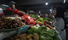 Foto: Harga Bahan Pokok di Pasar Kosambi Naik Jelang Ramadan 2026