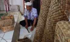Dari Gulma Perusak, Warga Cipeundeuy KBB Sulap Eceng Gondok jadi Cuan