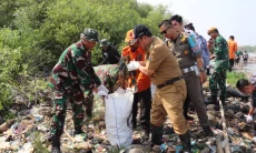 Gerakan Bersih-bersih Pantai Digelar di Gebang, Ribuan Kubik Sampah Terangkut 