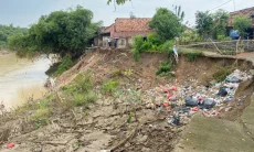 Longsor Terjang Dua Dusun di Karawang Ratusan Warga Terancam Terisolir