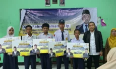 Wakil Ketua DPRD Karawang Serahkan Beasiswa PIP dan Buku Paket Bagi Siswa SMPN 7