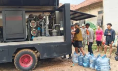 Brimob Cikeas Bantu Air Bersih dan Masakan untuk Korban Banjir Cijayanti