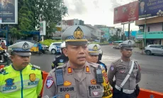 Banyak Jalan Berlubang, Polres Karawang Minta Pengendara Berhati-hati