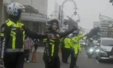 Polwan Cantik Ini Turun Patroli Urai Kemacetan Jalanan Kota Bandung 
