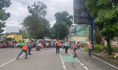 Kabel Menjuntai Mengganggu Pengendara, Jalan Balebinarum Bogor Macet