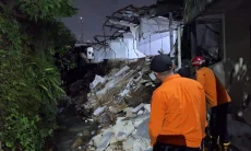 Bangunan Ambrol Tutup Aliran Sungai Ciharashas Akibat Hujan Deras
