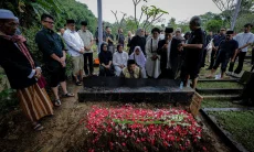 Keluarga Besar dan Pejabat Hadiri Pemakaman Ibunda Wali Kota Bandung