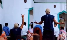 Video Pria “Salam Metal” Saat Tunggu Witir Viral, Netizen: Bikin Melek Pas Tarawih