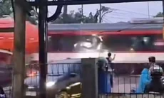 Viral Detik-detik KA Bandara Soetta Tabrak Truk Muatan UFO di Poris–Batu Ceper