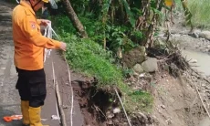 Jembatan Terancam Ambruk, Warga Bendakerep Cirebon Waswas Akses Terputus