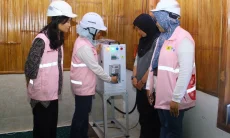 PLN UP3 Gunung Putri Terangi Pelosok, Nyalakan Listrik Gratis SuperSUN di Cisadon