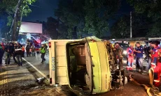 Mobil Boks Oleng   Senggol Ford Hitam di Gatsu, 1 Penumpang Luka
