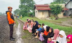 KAI Daop 3 Cirebon Larang Ngabuburit di Jalur Rel Kereta