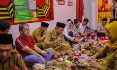 Dedie  Ngabuburit dan Buka Bersama di Klenteng Phan Ko Biho