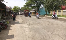 Jalur Kanci–Sindanglaut Depan SMAN Astanajapura Rusak Parah, Warga Ancam Demo