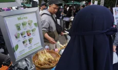 FOTO: Warga Berburu Menu Buka Puasa di Masjid Pusdai