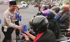 Ditlantas Polda Jabar Turun ke Jalan, Bagikan 500 Takjil Ramadan untuk Pengendara