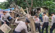 Polresta Bandung Robohkan Rutilahu ke-20 Milik Warga di Pameungpeuk