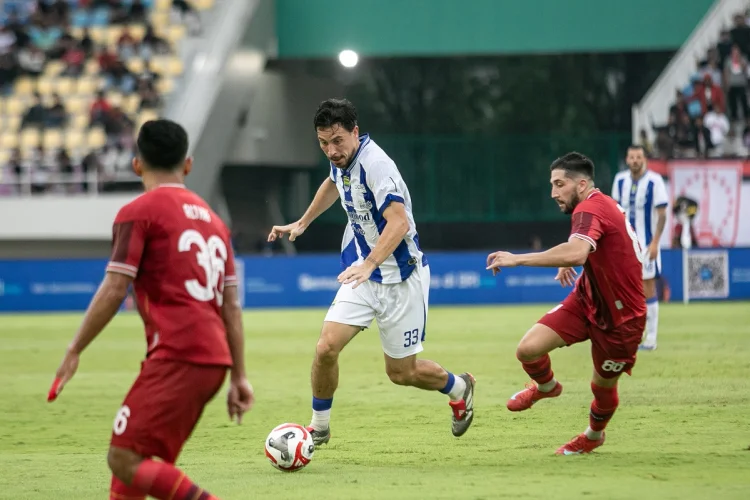 Bojan Hodak dan Efektivitas Minimalis Persib: Menang Tipis, Mantap di Puncak Klasemen