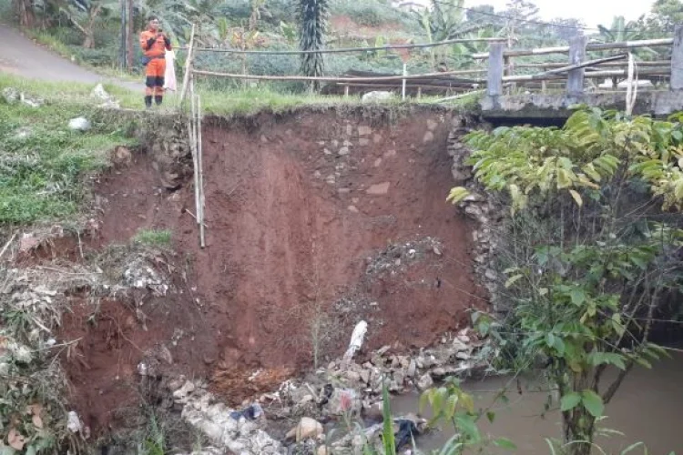 Longsor Muarasari Akibatkan Jembatan Hegarsari Rawan Ambruk
