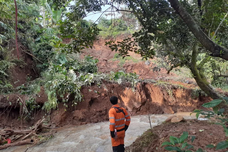 Aliran Sungai Ciluar Tertutup Akibat Longsor di Katulampa