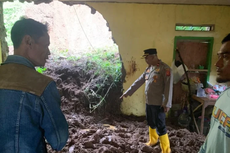 Fakta-fakta Longsor Mekarsari Pangalengan: Dua Balita Tewas, Enam Rumah Terdampak
