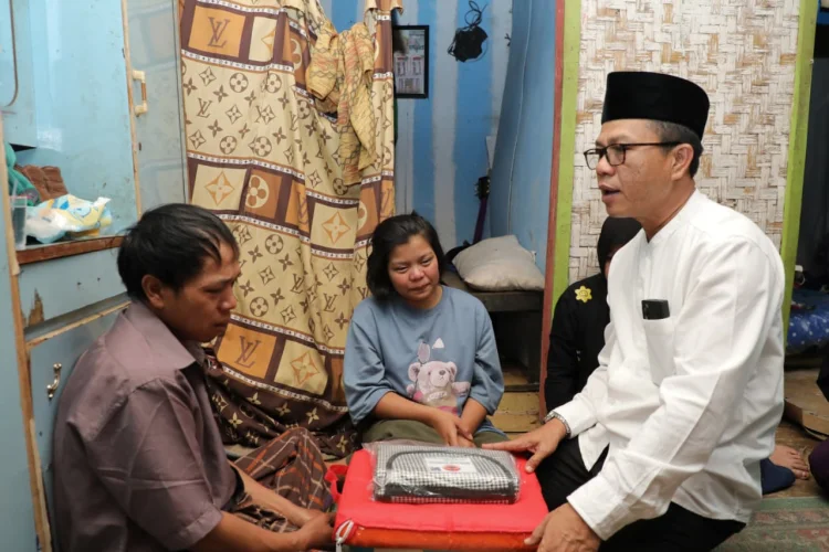 Tangis Keluarga Pecah saat Bupati Dadang Sambangi Korban Longsor Pangalengan