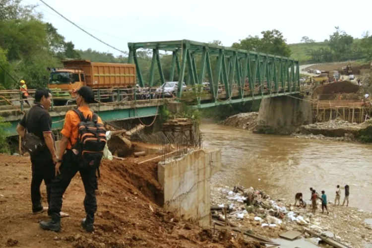 BPBD Kabupaten Bogor Perluas Pencarian Pekerja Jatuh ke Sungai Cisadane