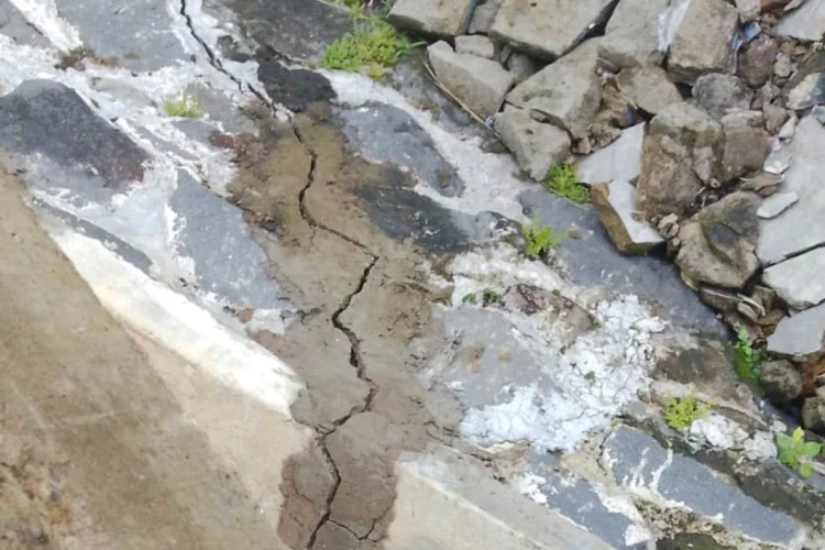 Lantai Rumah Warga Terbelah Lantaran TPT Kampung Muara Longsor