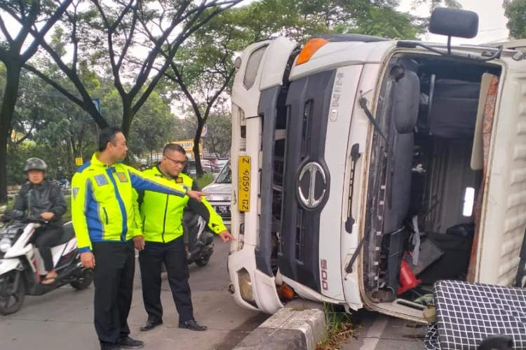 Truk Bermuatan Pasir Terguling di Soekarno-Hatta, Antrean Kendaran Sempat Memanjang