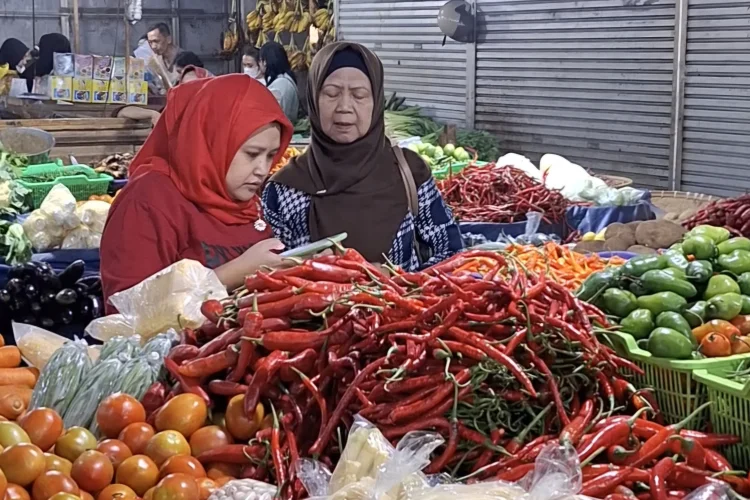 Cabai Rawit Meroket, Harga Kebutuhan Pokok di Pasar Kosambi Mulai Naik Jelang Ramadan