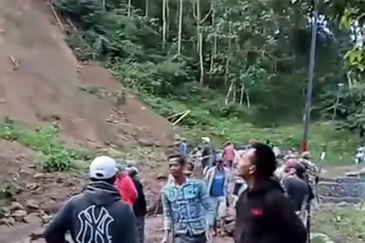 Cuaca Ekstrem Jabar: Longsor Tutup Jalur Alternatif Majalengka-Ciamis