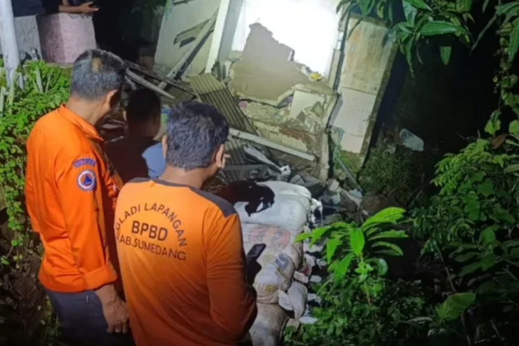 Cuaca Hujan Tinggi, Rumah-rumah di Sumedang Rusak Akibat Pergeseran Tanah