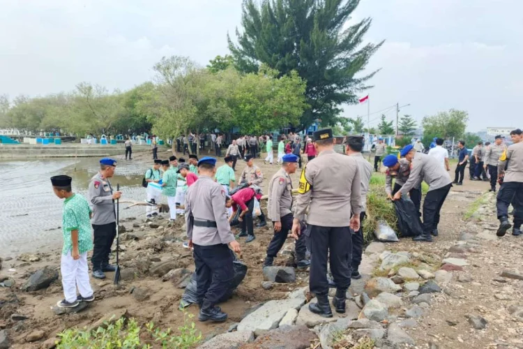 Pantai Kejawanan Dibersihkan, Polres Cirebon Kota Ajak Warga Merawat Wajah Wisata