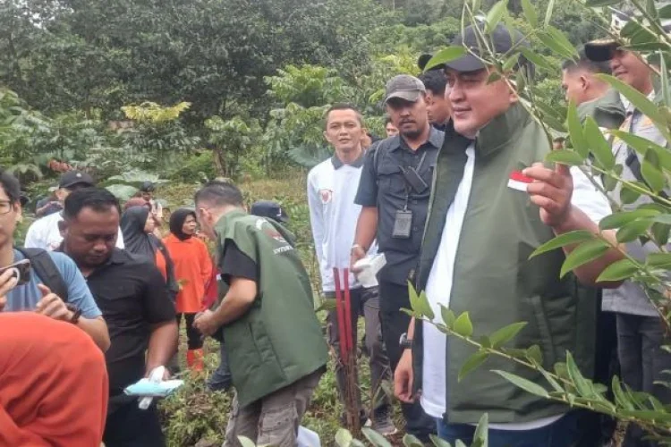 Tanam Pohon di DAS Ciliwung, Rudy Susmnto Ajak Warga Cintai Alam