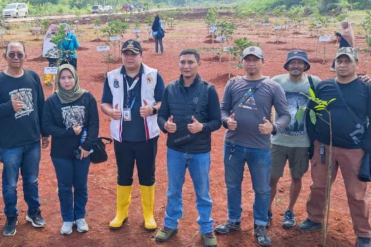 Tanam Pohon Kecamatan Bojonggede, PMC dan Eiger Hijaukan Jalan Bomang