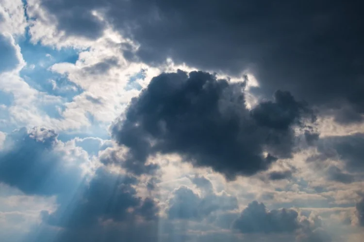 Prakiraan Cuaca Bandung Hari Ini, Jumat 6 Februari 2026: Awan Mendung dan Hujan