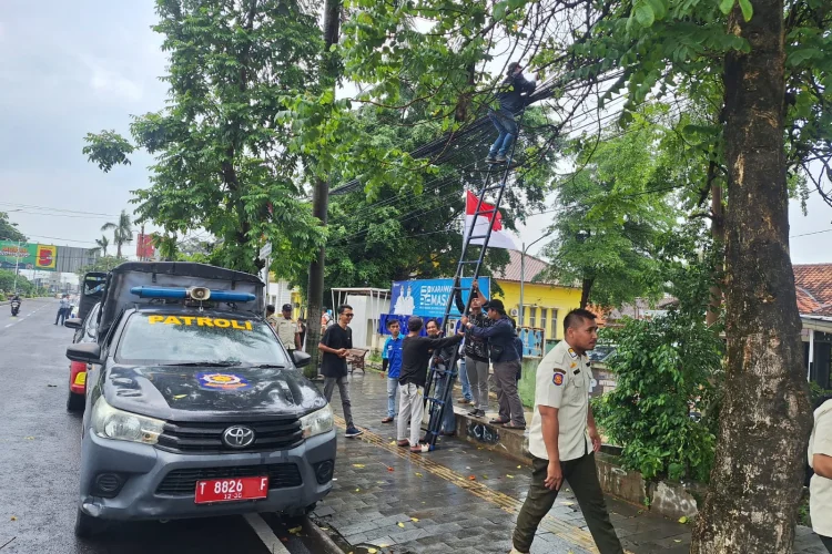 Kabel Telekomunikasi di Karawang Acak-acakan, Pemkab Lakukan Pembersihan